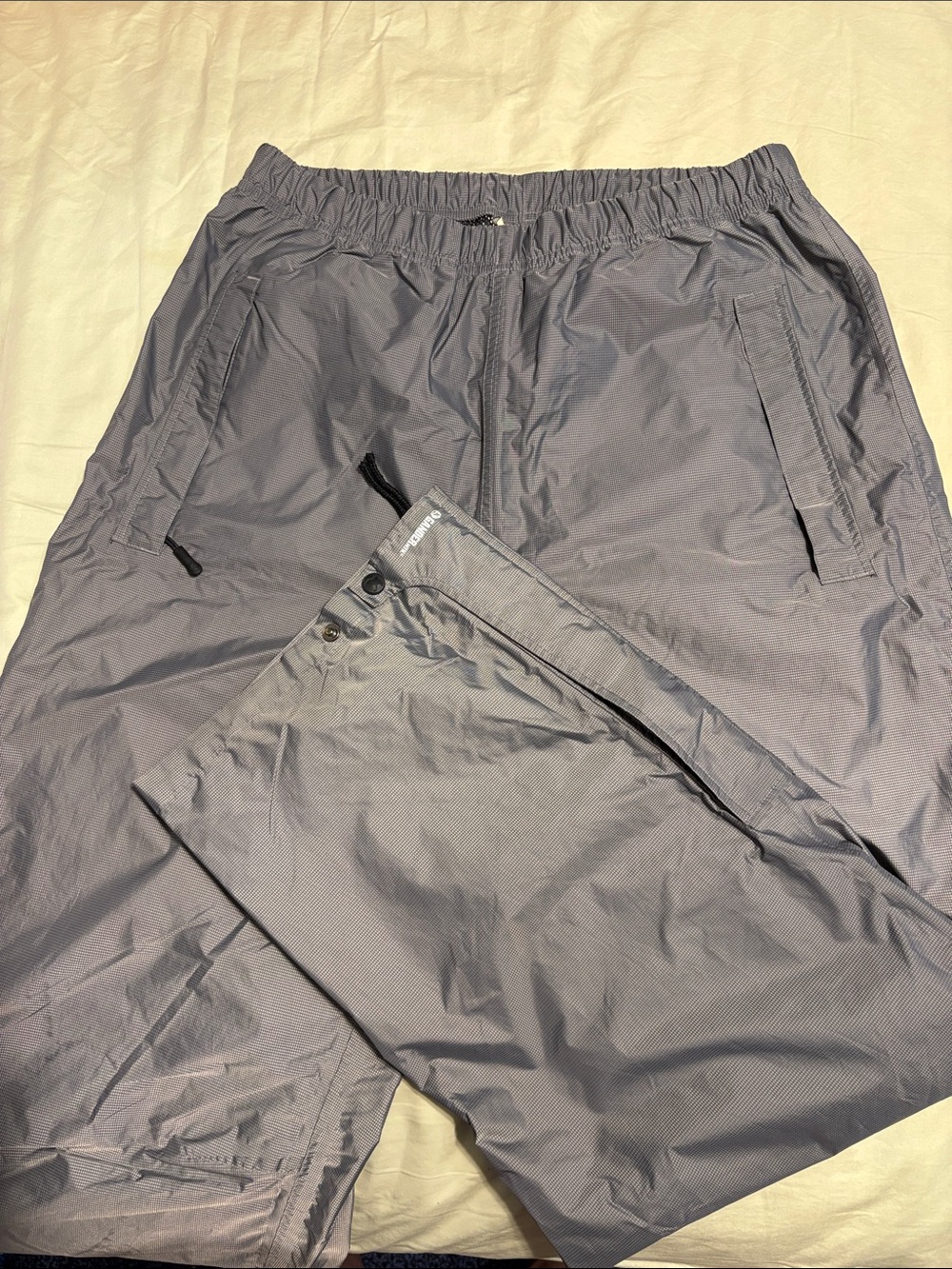 Gander Mountain Men’s waterproof rain pants, size M. Gray / silver.
